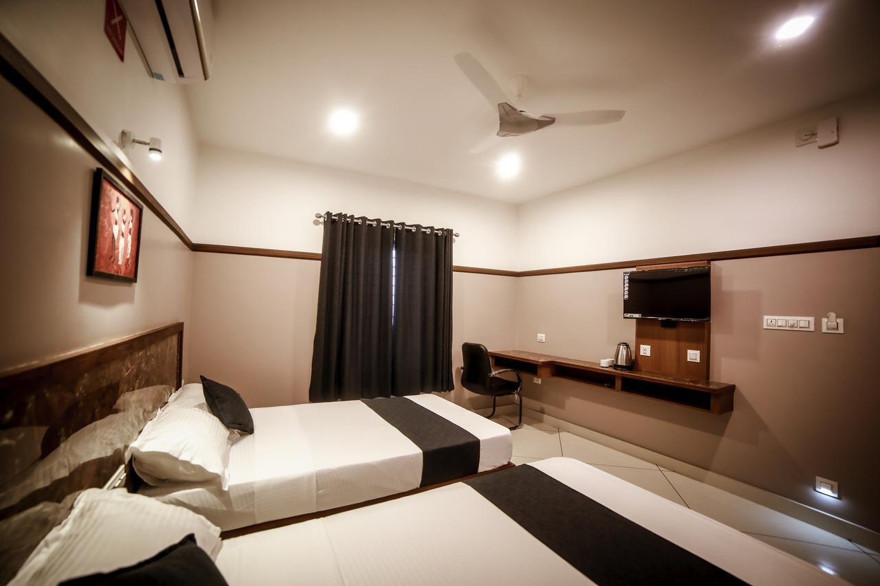 Icon Residency Hotel Kalpetta Bagian luar foto
